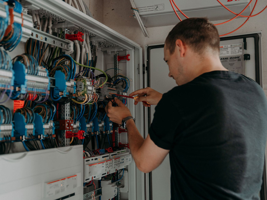 Elektroniker für Energie- und Gebäudetechnik (m/w/d) bei Schmitt Elektrotechnik GmbH & Co.KG in Schweinfurt