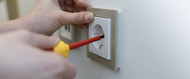 Elektro­installation bei Schmitt Elektrotechnik GmbH & Co.KG in Schweinfurt