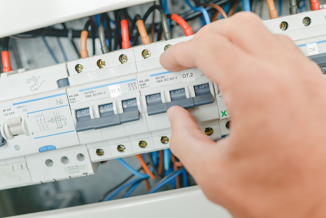 Elektro­installation bei Schmitt Elektrotechnik GmbH & Co.KG in Schweinfurt